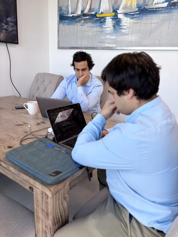 Equipo de CLM revisando información en pantalla durante una sesión de trabajo