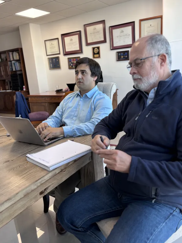 Dos abogados de CLM revisando un caso en la sala de reuniones